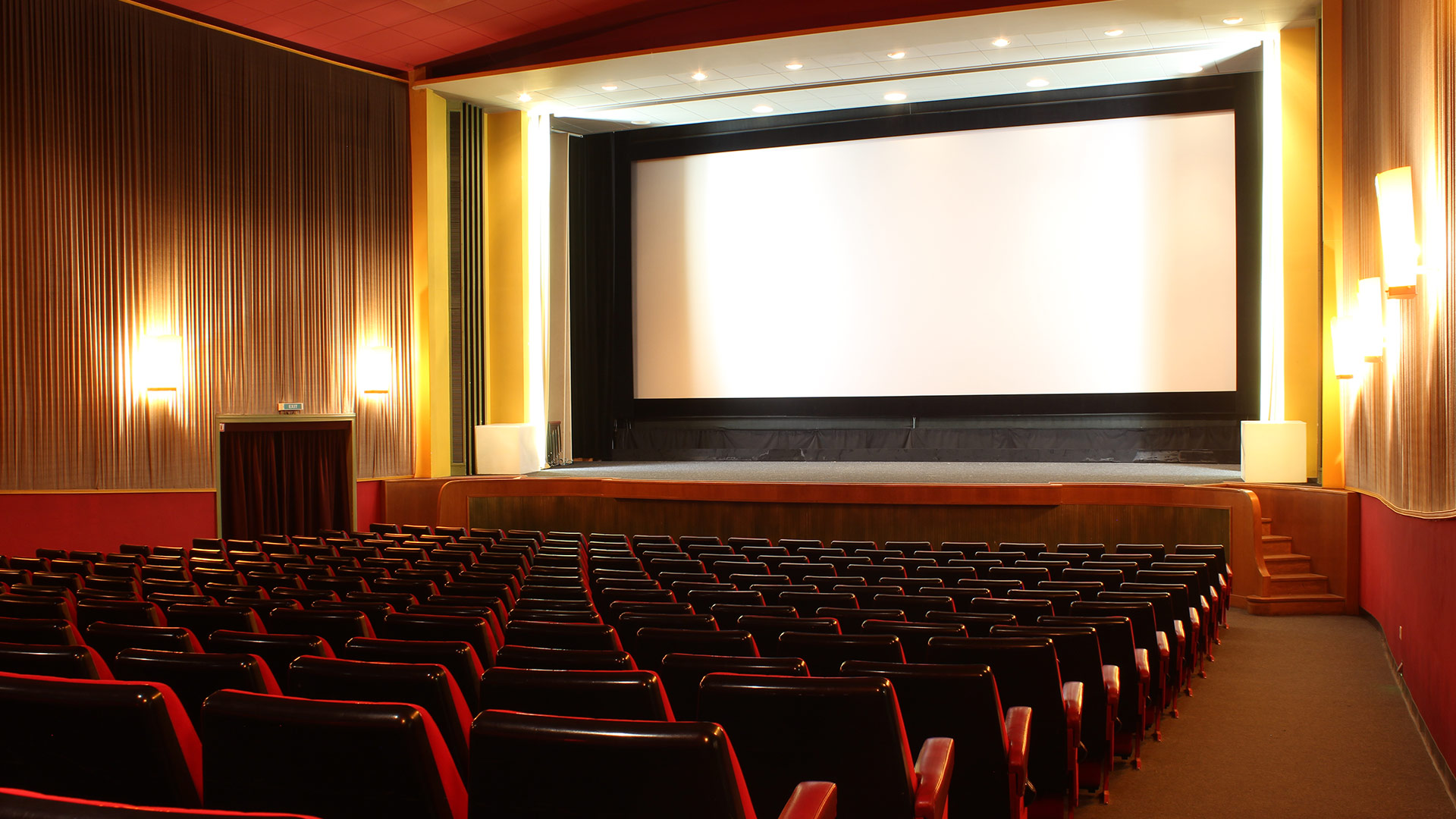 La salle du Cinéma de Verbier, ses fauteuils rouges et son grand écran
